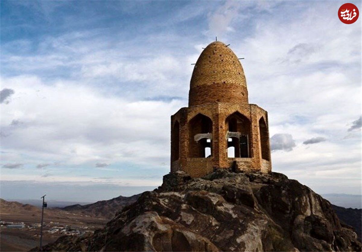 عکس؛ داستان کوه گنبد باز نطنز چیست ؟ مقبره باز شکاری محبوب شاه عباس صفوی را ببینید