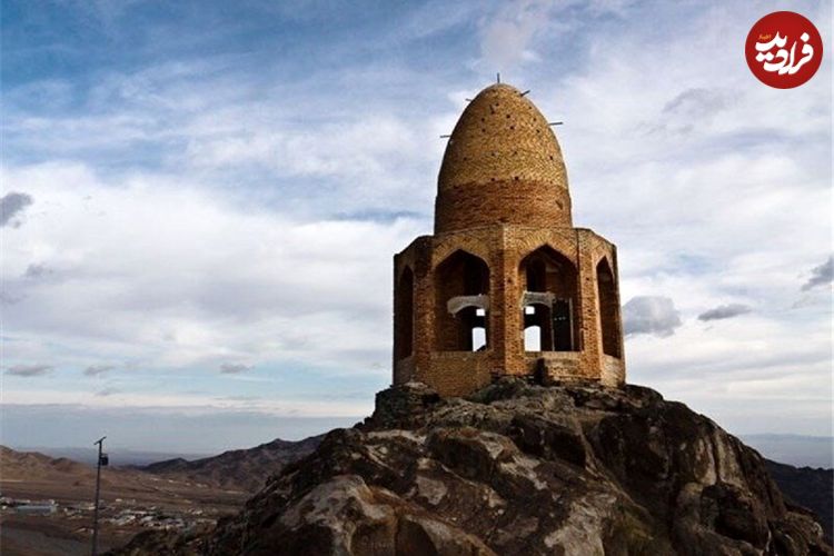 عکس؛ داستان کوه گنبد باز نطنز چیست ؟ مقبره‌ باز شکاری محبوب شاه عباس صفوی را ببینید