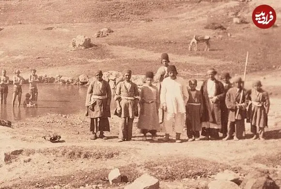 عکس| سفر زمان؛ آبتنی کودکان و مردان ایرانی در یک چشمه در دوران قاجار