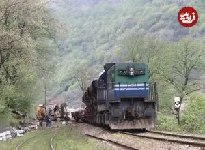 عکس| سفر زمان؛ منظرۀ زیبای «کلبه‌های روستایی مازندران در کنار خط راه‌آهن»؛ سال 1313