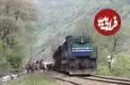 عکس| سفر زمان؛ منظرۀ زیبای «کلبه‌های روستایی مازندران در کنار خط راه‌آهن»؛ سال 1313