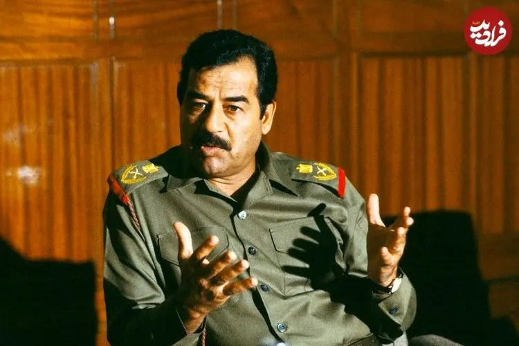 عکس| سفر زمان؛ «صدام» در حال دست کشیدن بر سر یک پیرزن عراقی؛ دهه 70