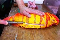 ببینید؛ غذای خیابانی در ژاپن؛ تهیه ساشیمی و غذاهای سنتی با ماهی هامور نپتون در اوکیناوا