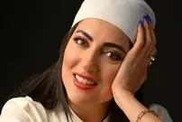عکس| سفر زمان؛ تیپ «هلیا امامی» در ورزشگاه نیوکمپ بارسلون؛ دهۀ 90
