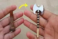 ببییند؛ ساخت یک تبر منحصر به فرد با استفاده از یک پیچ زنگ زده