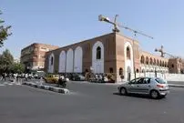 عکس| سفر به ایران قدیم؛ زنان و مردان تهرانی در کنار دروازه میدان توپخانه در دوران قاجار