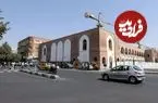 عکس| سفر به ایران قدیم؛ زنان و مردان تهرانی در کنار دروازه میدان توپخانه در دوران قاجار
