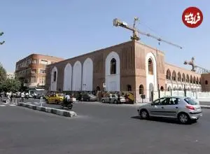 عکس| سفر به ایران قدیم؛ زنان و مردان تهرانی در کنار دروازه میدان توپخانه در دوران قاجار