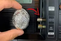 (ویدئو) اگر فویل آلومینیومی را به تلویزیون متصل کنید چه اتفاقی می افتد؟