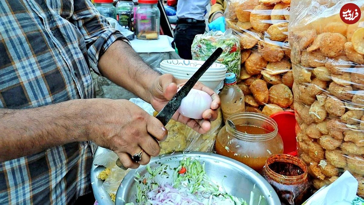 (ویدئو) سرعت عجیب این فروشنده خیابانی بنگلادشی در برش زدن پیاز، گوجه و خیار!