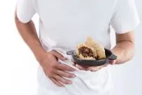 مسمومیت غذایی در سفر و تعطیلات؛ چه زمانی باید به پزشک مراجعه کرد؟