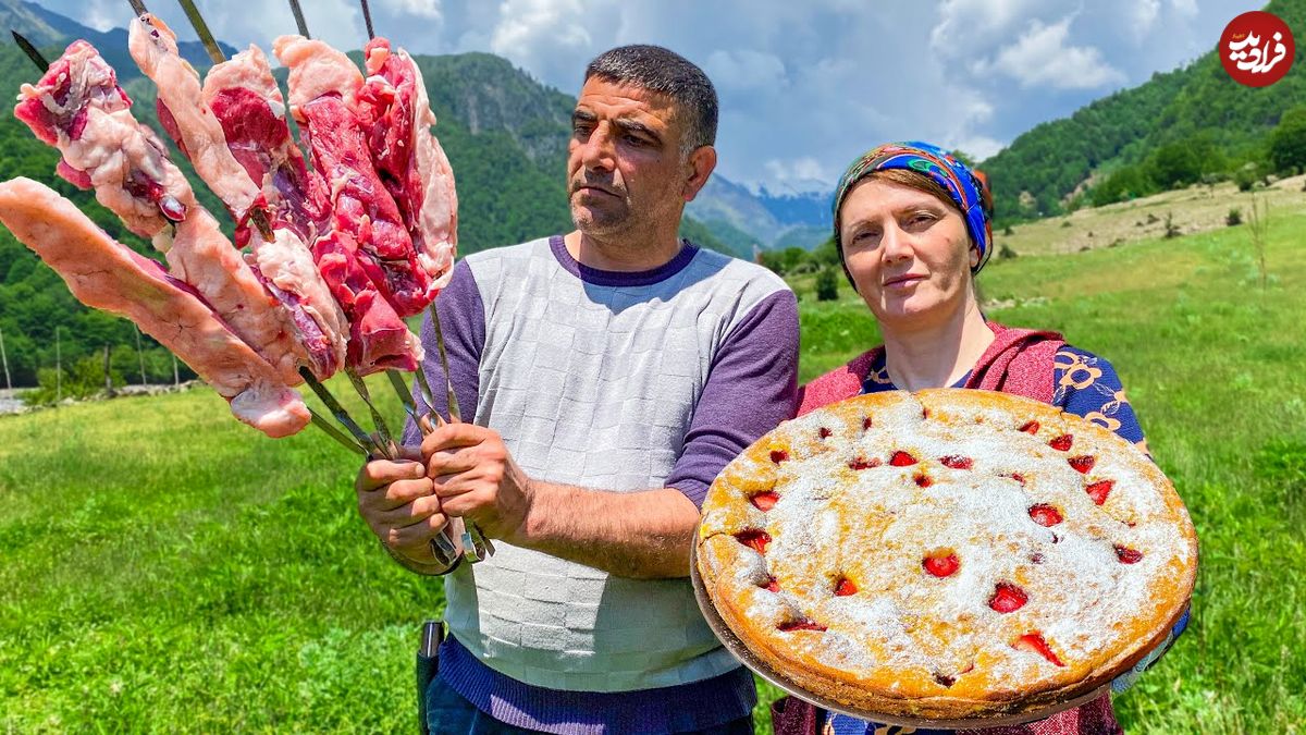 ببینید؛ غذای روستایی در آذربایجان؛ کباب بره و پخت کیک پای توت فرنگی