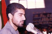 عکس؛ سفر در زمان؛ «سردار سلیمانی» در حال بررسی نقشه عملیات در جبهه؛ دهه 60