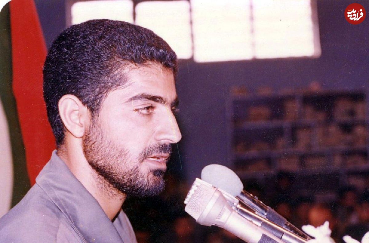 عکس؛ سفر در زمان؛ «سردار سلیمانی» در حال بررسی نقشه عملیات در جبهه؛ دهه 60