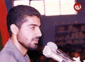 عکس؛ سفر در زمان؛ «سردار سلیمانی» در حال بررسی نقشه عملیات در جبهه؛ دهه 60