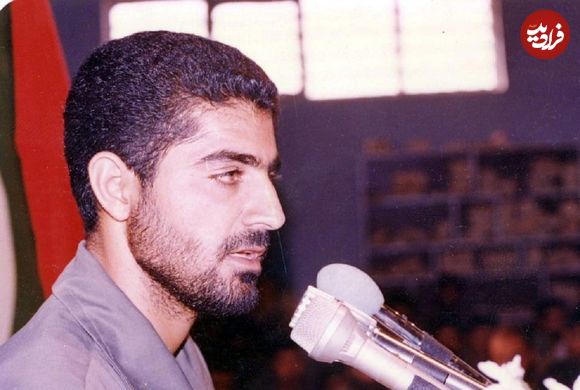 عکس؛ سفر در زمان؛ «سردار سلیمانی» در حال بررسی نقشه عملیات در جبهه؛ دهه 60