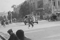 عکس| سفر زمان؛ مردان پابرهنه در کنار جوی آب در یکی از خیابان‌های تهران؛ سال 1330