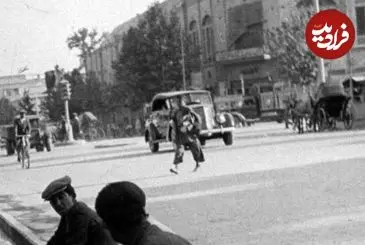 عکس| سفر زمان؛ مردان پابرهنه در کنار جوی آب در یکی از خیابان‌های تهران؛ سال 1330