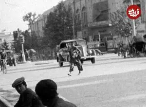 عکس| سفر زمان؛ مردان پابرهنه در کنار جوی آب در یکی از خیابان‌های تهران؛ سال 1330