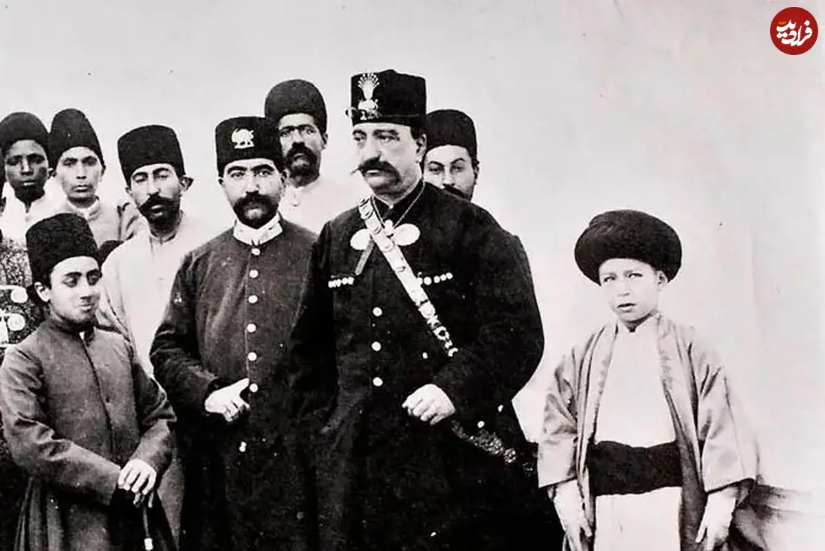 عکس| سفر در زمان؛ «ناصرالدین شاه» در حال قدم زدن در کاخ گلستان؛ سال 1268