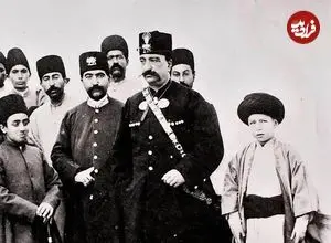 عکس| سفر در زمان؛ «ناصرالدین شاه» در حال قدم زدن در کاخ گلستان؛ سال 1268