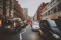 ببینید؛ مهارت بی‌نظیر دختر جوان در رانندگی؛ خارج کردن ماشین از پارک بدون فاصله!