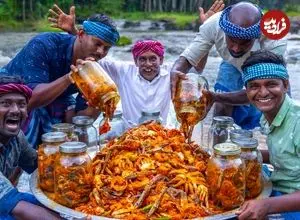 ببینید| غذای روستایی در هند؛ پخت خرچنگ، میگو و ماهی مرکب در ظرف شیشه ای در کنار رودخانه