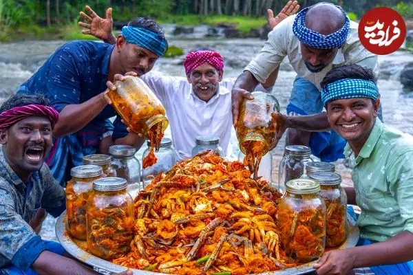 ببینید| غذای روستایی در هند؛ پخت خرچنگ، میگو و ماهی مرکب در ظرف شیشه ای در کنار رودخانه