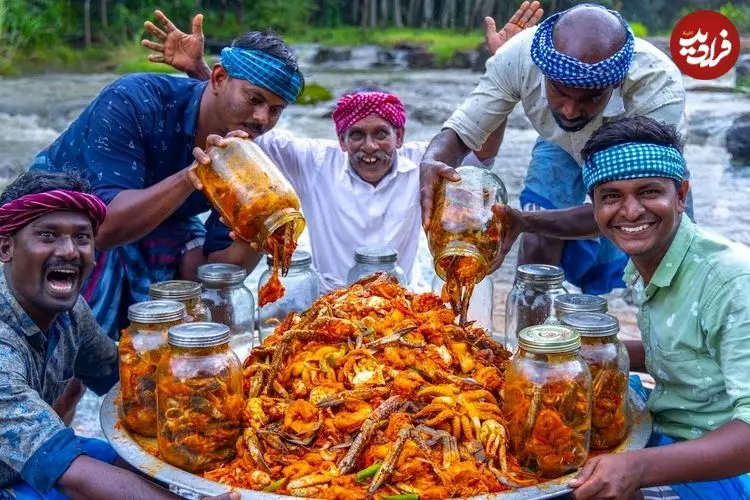 ببینید| غذای روستایی در هند؛ پخت خرچنگ، میگو و ماهی مرکب در ظرف شیشه ای در کنار رودخانه
