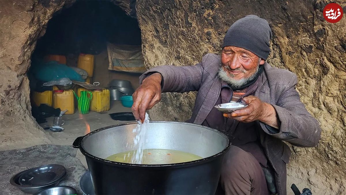 (ویدئو) نمایی از پخت دیدنی نان ساجی و پلو زردآلو توسط یک زوج غارنشین افغان