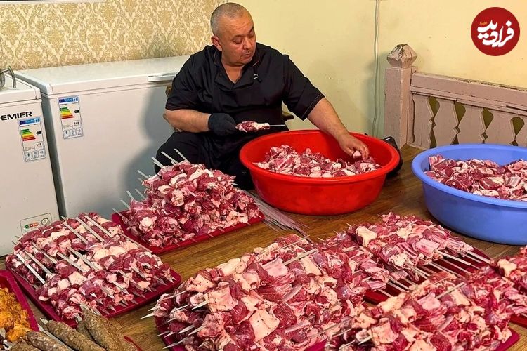 (ویدئو) غذای خیابانی در ازبکستان؛ تهیه و پخت 1000 سیخ کباب با 300 کیلو گوشت