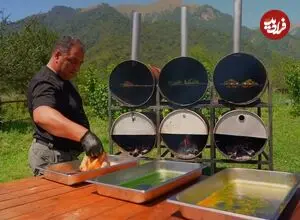 ببینید| غذای روستایی در آذربایجان؛ کباب کردن 12 مرغ کامل به روشی خلاقانه