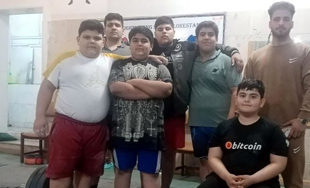 (ویدئو) حیرت قوی‌ترین مردان ایران از قدرت کودک نابغه لرستانی در وزنه‌برداری