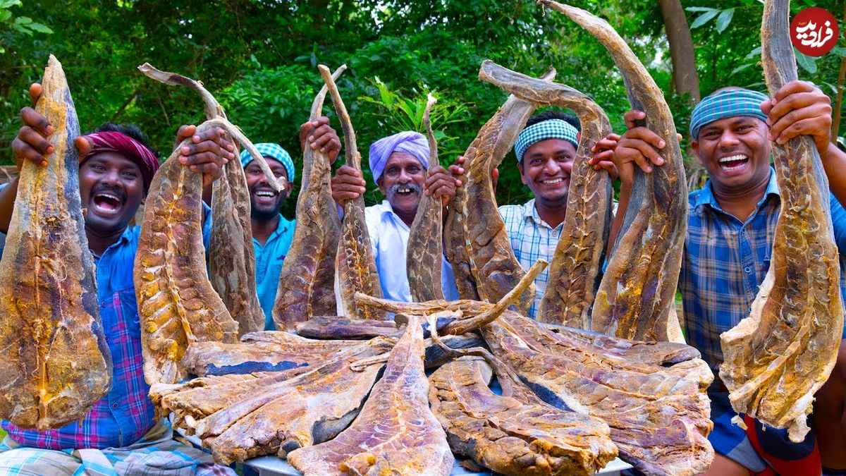 ببینید؛ غذای روستایی در هند؛ پخت یک خورشت محبس با سفره ماهی خشک شده