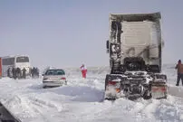 (ویدئو) گرفتاری تریلی‌ها در حجم بالای برف