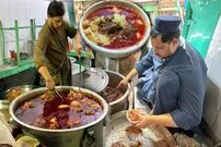 ببینید| غذای خیابانی در پاکستان؛ طبخ 400 کیلو کله پاچه در پیشاور
