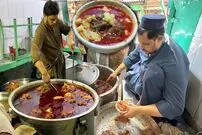 ببینید| غذای خیابانی در پاکستان؛ طبخ 400 کیلو کله پاچه در پیشاور