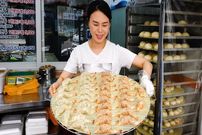 ببینید؛ غذای خیابانی در کره؛ دامپلینگ میگو و مرغ سوخاری در سئول 