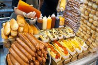 ببینید| غذای خیابانی در کره؛ سرعت آشپزهای خیابانی در آماده سازی هات داگ در سئول