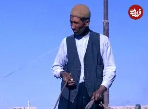 عکس| سفر زمان؛ مرد گاریچی در خیابانی در حومۀ اصفهان؛ سال 40