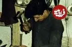 عکس| سفر به ایران قدیم؛ مرد «سماورساز» در کارگاهش در بازار اصفهان؛ سال 46