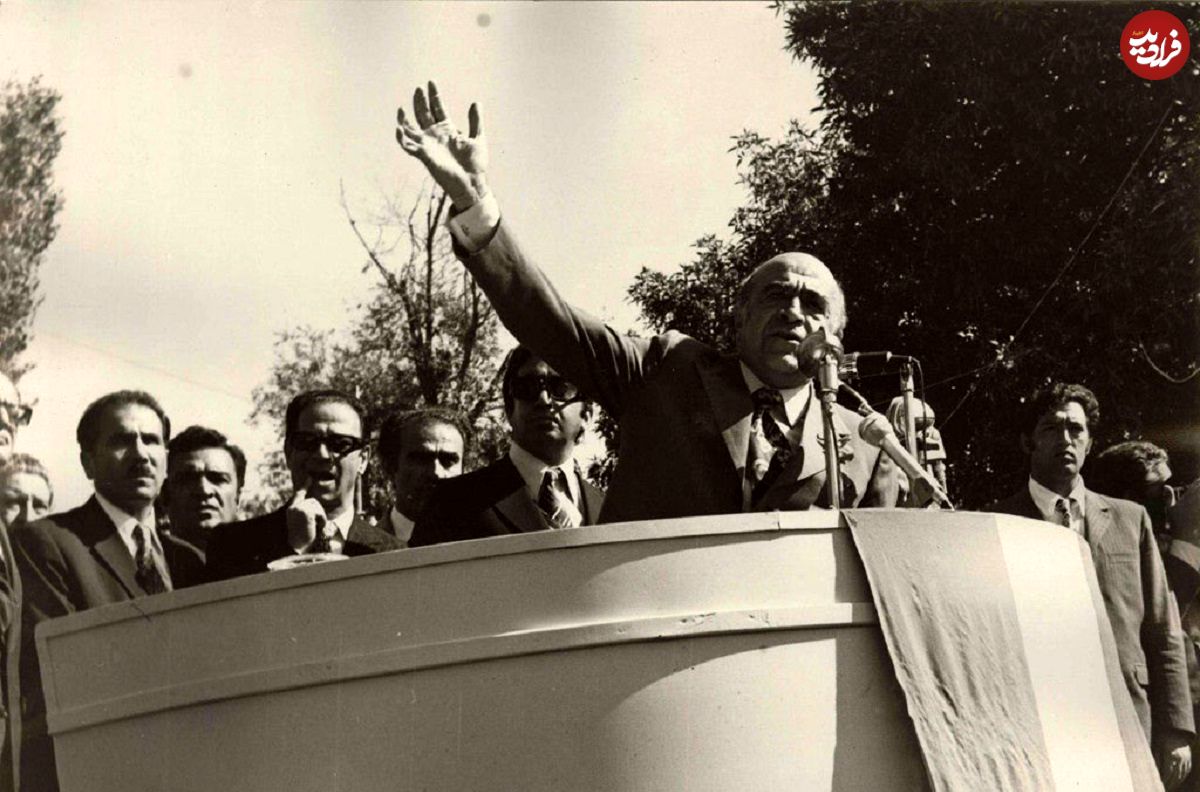 عکس؛ سفر در زمان؛ «هویدا، آموزگار، زاهدی و علیخانی» در حال گفتگو با شاه؛ دهه 40