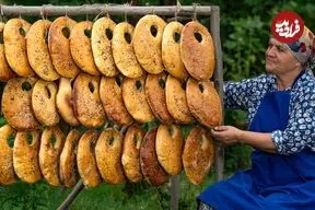 ببینید| غذای روستایی در آذربایجان؛ پخت نان سنتی توسط مادربزرگ در طبیعت