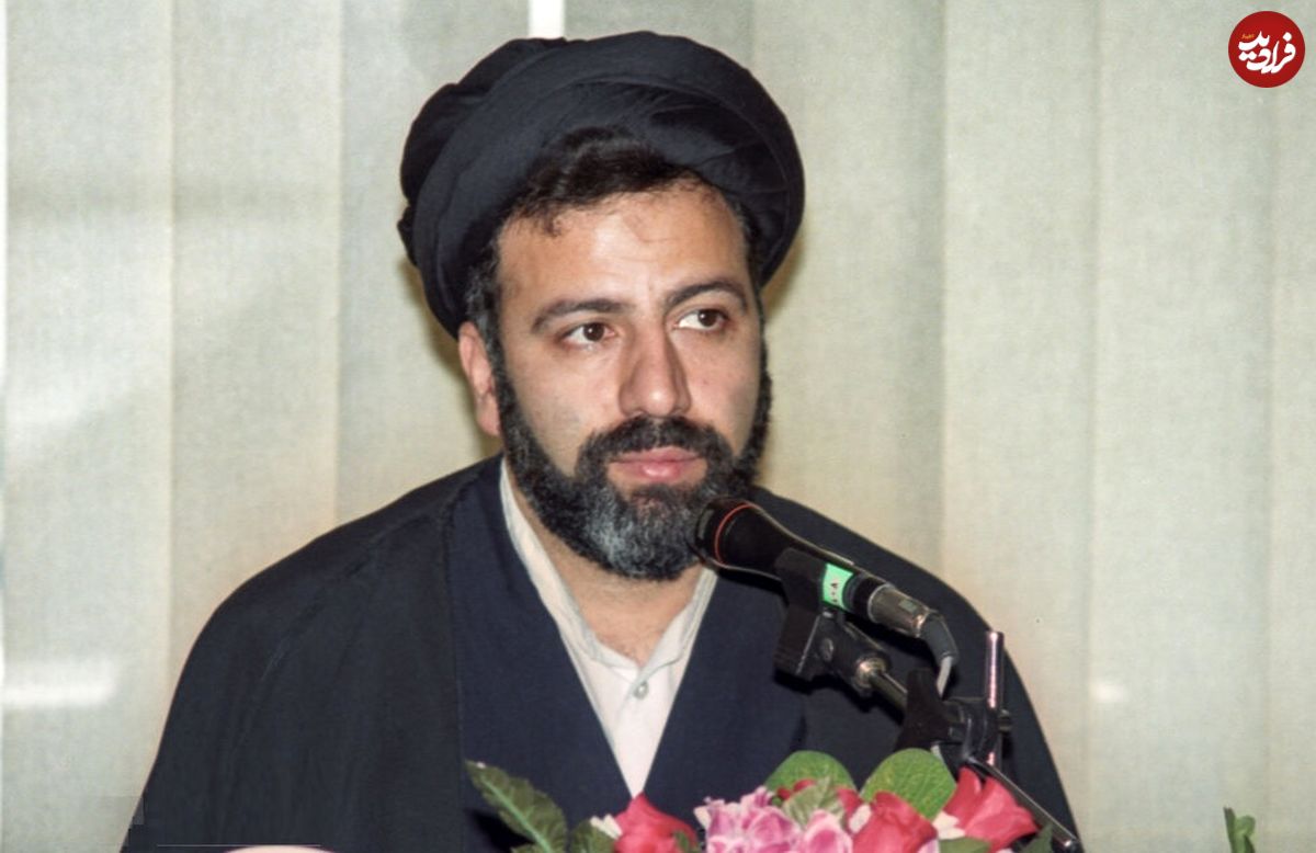 عکس؛ سفر به تاریخ؛ چهرۀ «سید ابراهیم رئیسی» در جوانی در حال پیچیدن عمامه؛ دهۀ 60