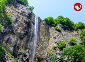 ببینید؛ نجات معجزه‌آسا یک مرد پس از گرفتار شدن پشت آبشار