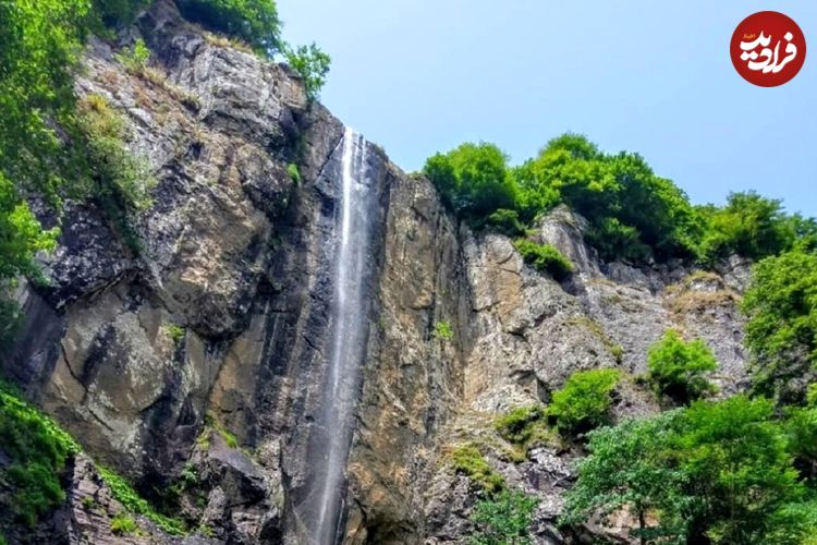 ببینید؛ نجات معجزه‌آسا یک مرد پس از گرفتار شدن پشت آبشار