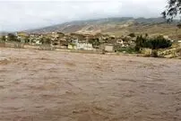 (ویدئو) لحظه دلهره آور نجات راننده پراید از وسط سیل وحشتناک اردبیل!