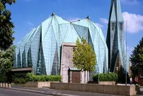 عکس| کلیسایی با معماری نامتعارف: خوانشی خاص از بروتالیسم مذهبی 