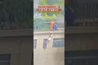 (ویدئو) نجات معجزه آسای یک جوان که از آپارتمان 5 طبقه آویزان شده بود!