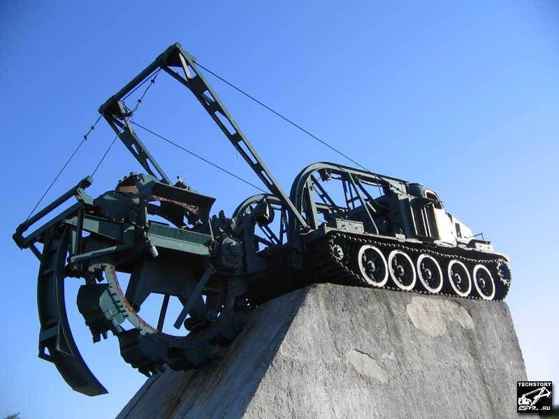 BTM-3؛ خودرو زرهی سنگرکن ۳۷ تنی که برای روسیه و اوکراین خندق می‌سازد